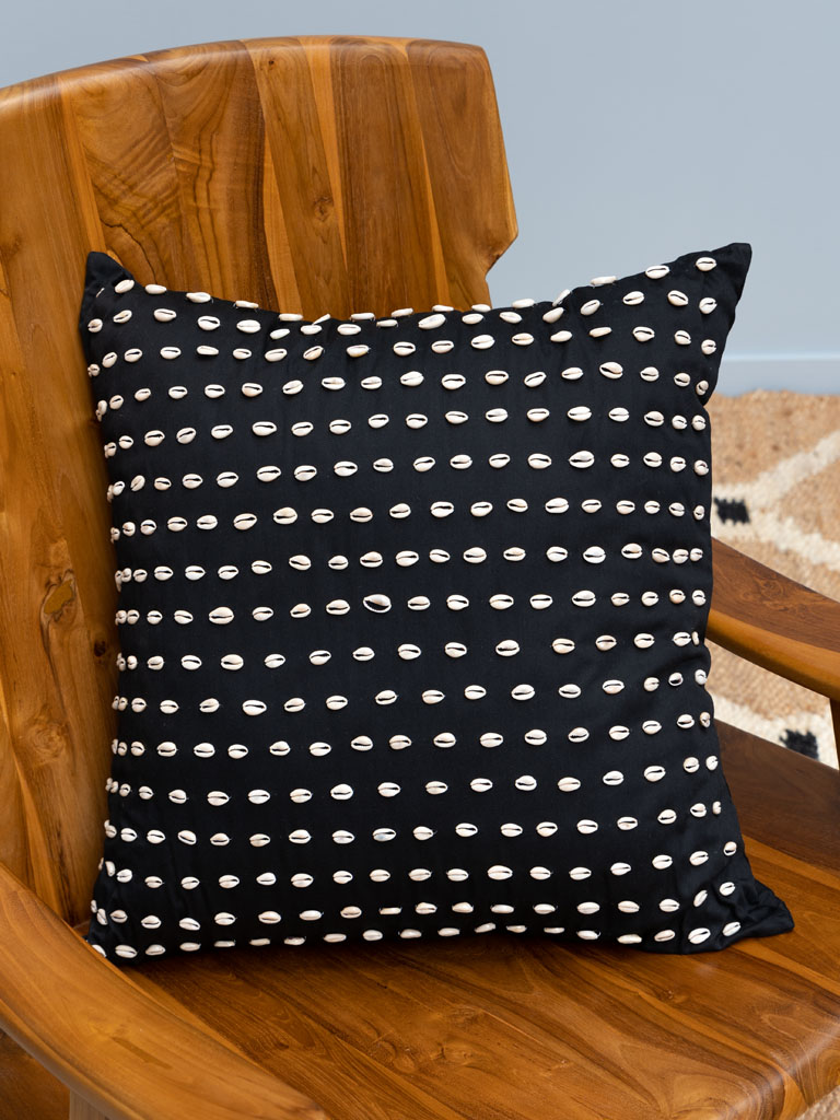 Coussin noir et coquillages - 1