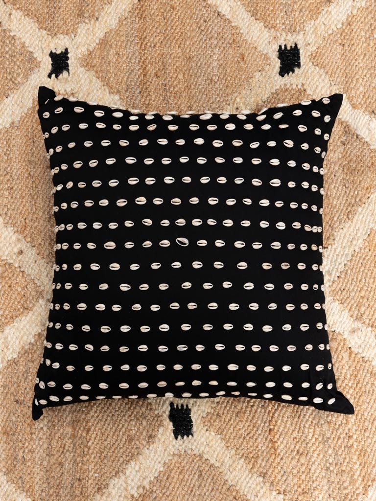 Coussin noir et coquillages - 4