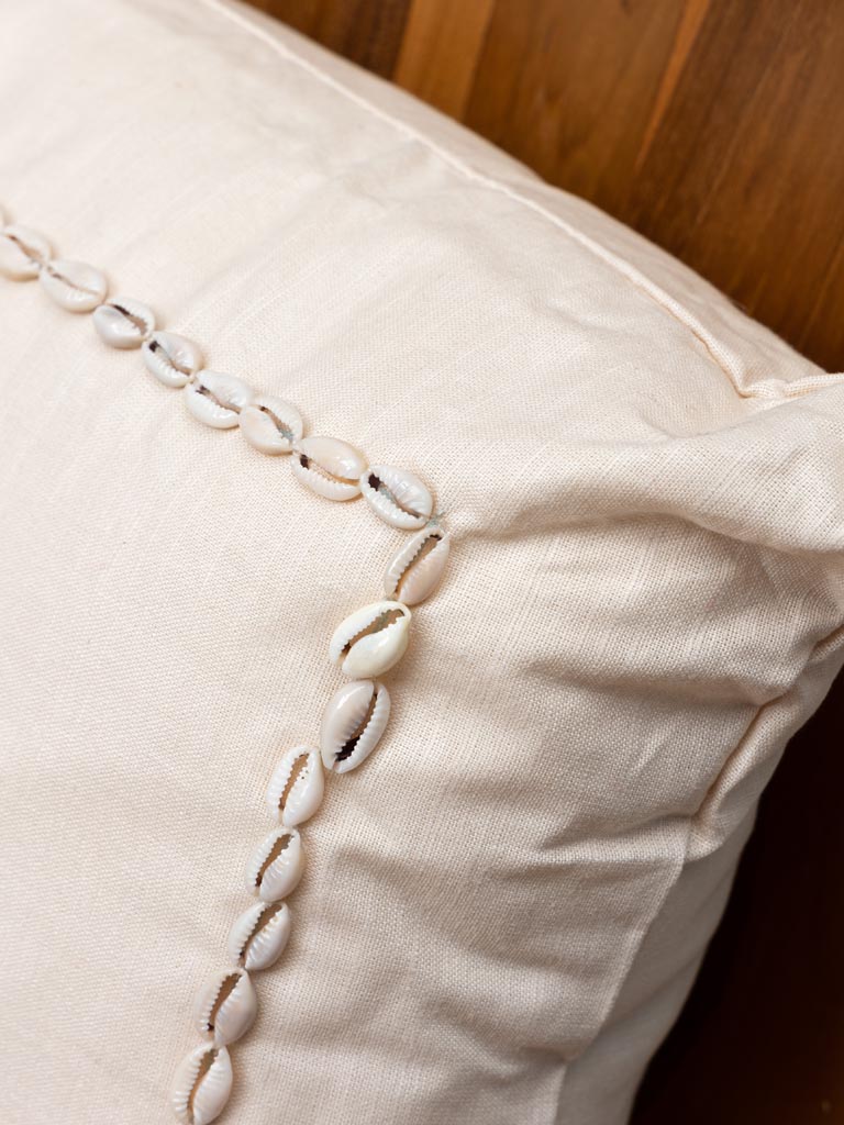 Coussin beige et coquillages - 5