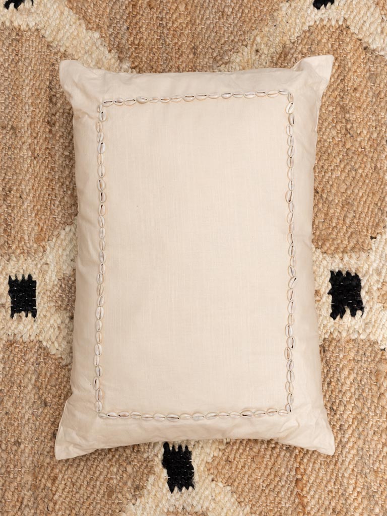 Coussin beige et coquillages - 2