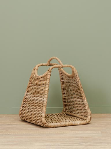 Log basket in rattan with handle