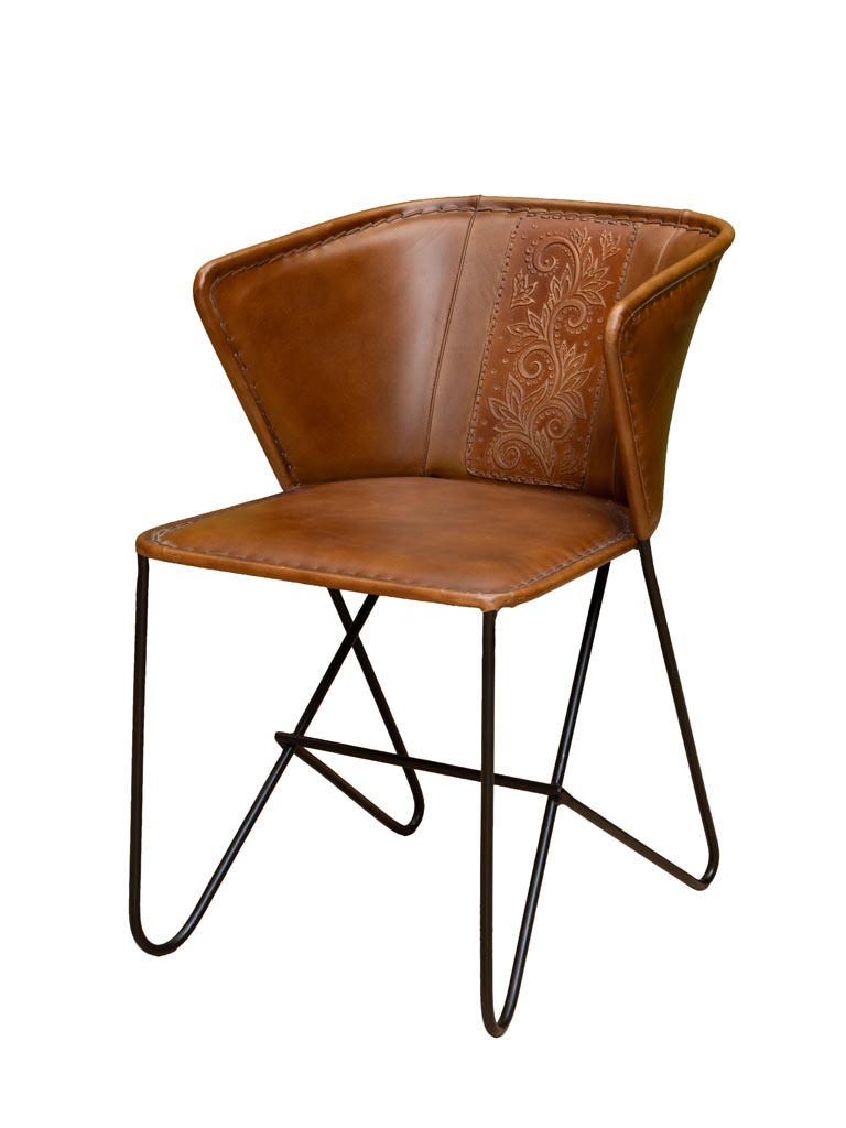Chair with enveloping backrest and flower details - 2