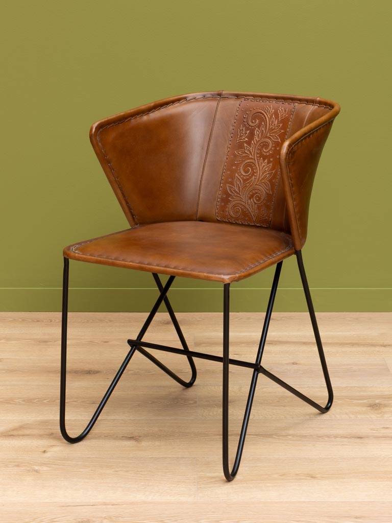 Chair with enveloping backrest and flower details - 1