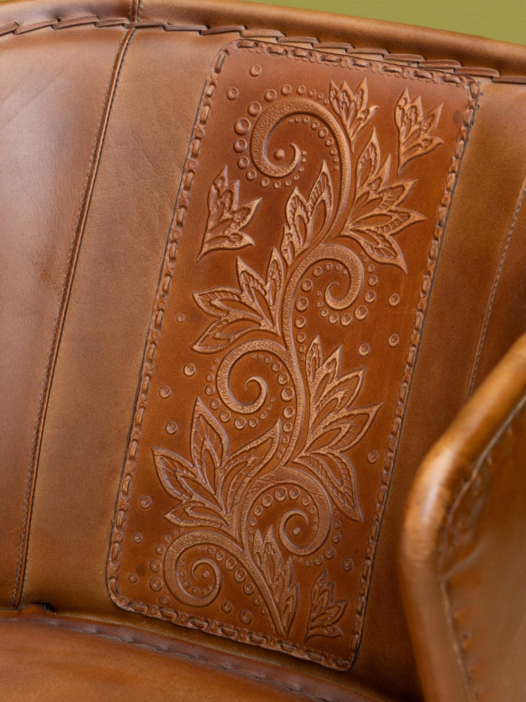 Chair with enveloping backrest and flower details - 3