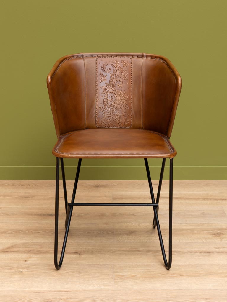 Chair with enveloping backrest and flower details - 5