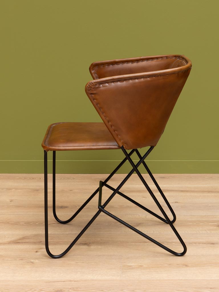Chair with enveloping backrest and flower details - 4