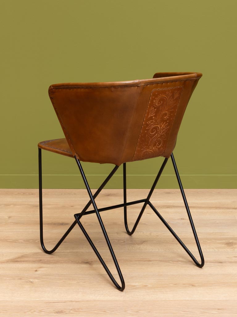Chair with enveloping backrest and flower details - 6