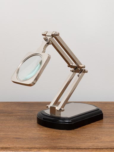 Magnifier on zig zag stand