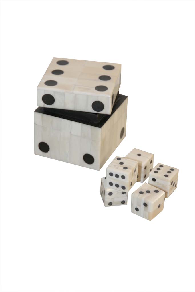 Wooden white box w/5 dices - 2