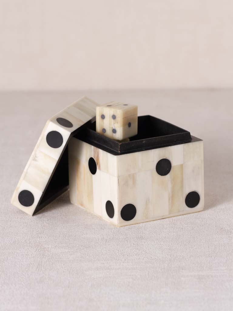 Wooden white box w/5 dices - 1