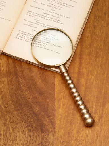 Magnifier with ribbed handle