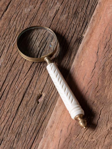 Magnifier with chiselled handle