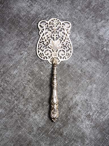 Pelle tarte décor baroque argent antique.