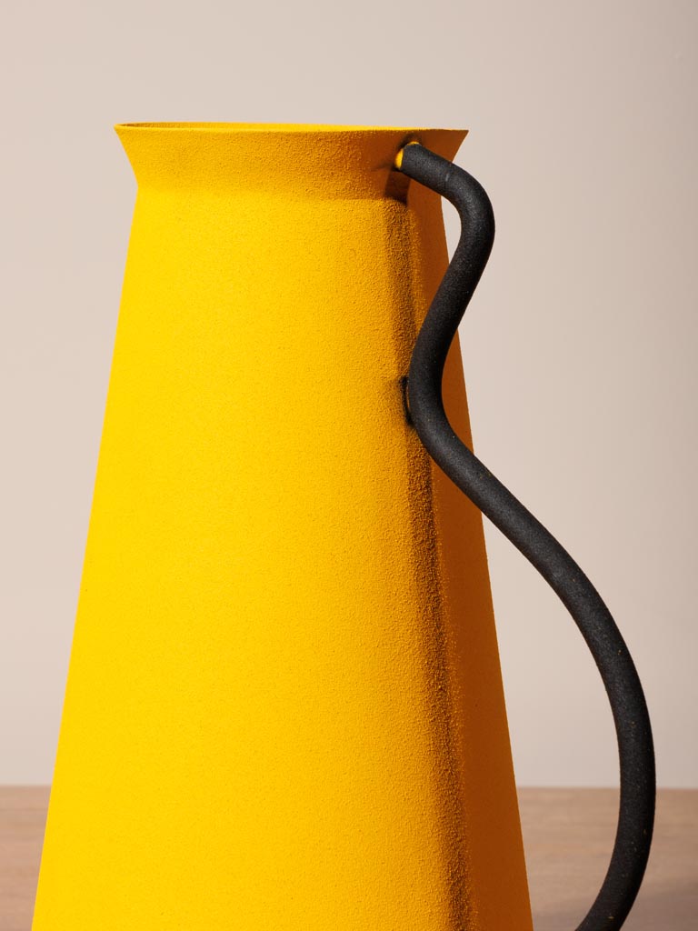 Graphic style yellow vase - 3