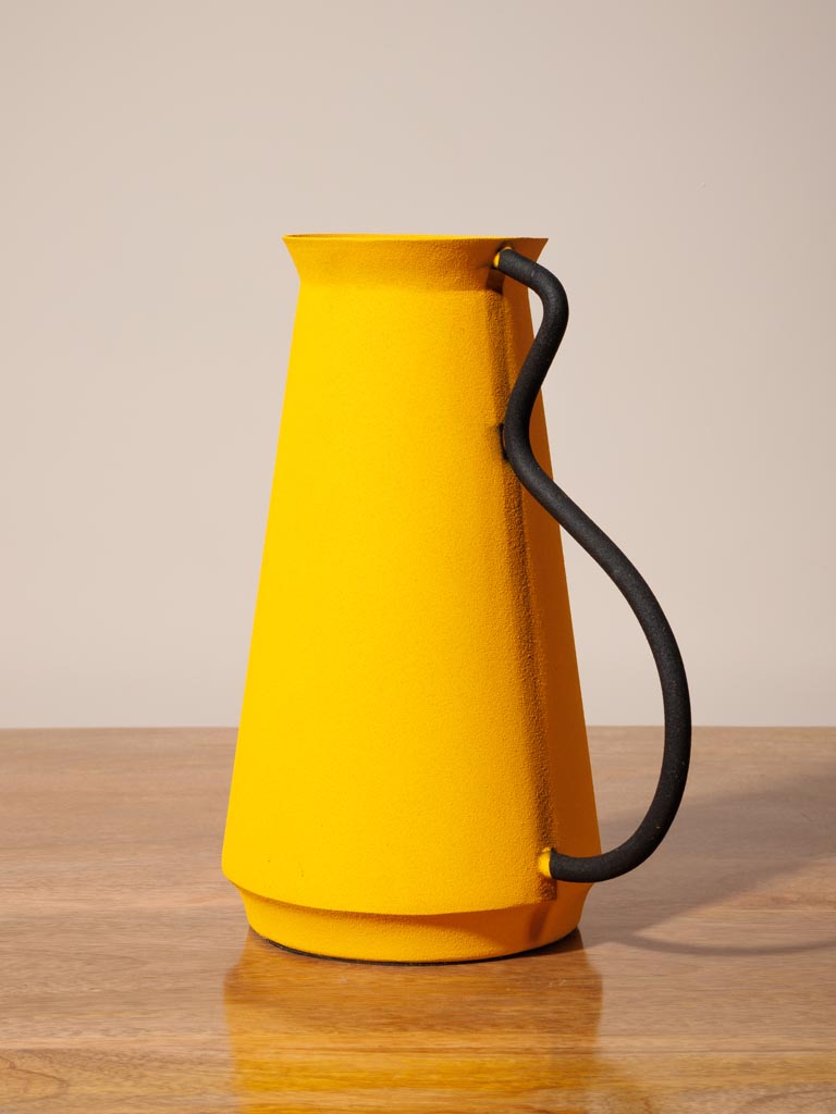 Graphic style yellow vase - 5