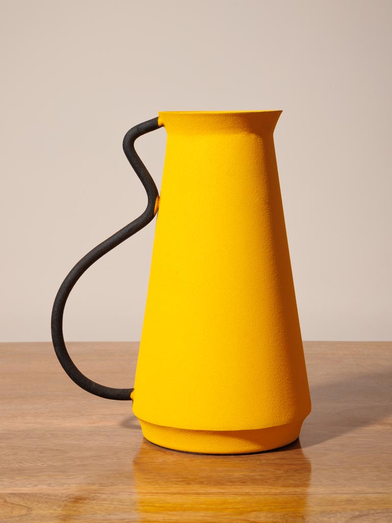 Graphic style yellow vase - 4