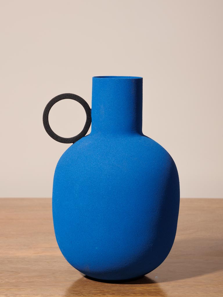Graphic style blue vase - 3