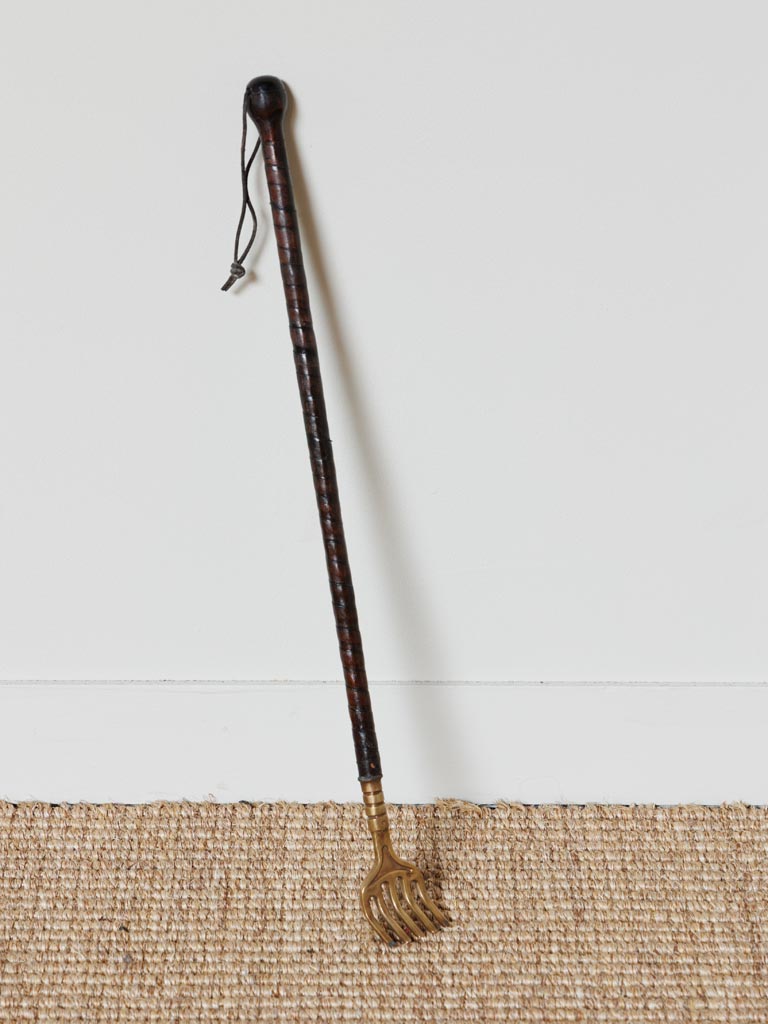 Scratching leather back stick Isatis - 1