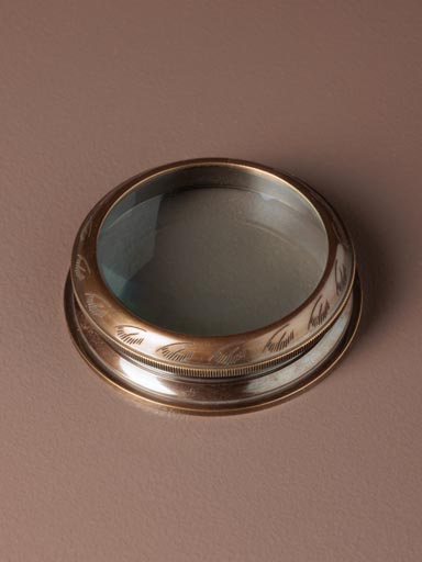 Round reading magnifier