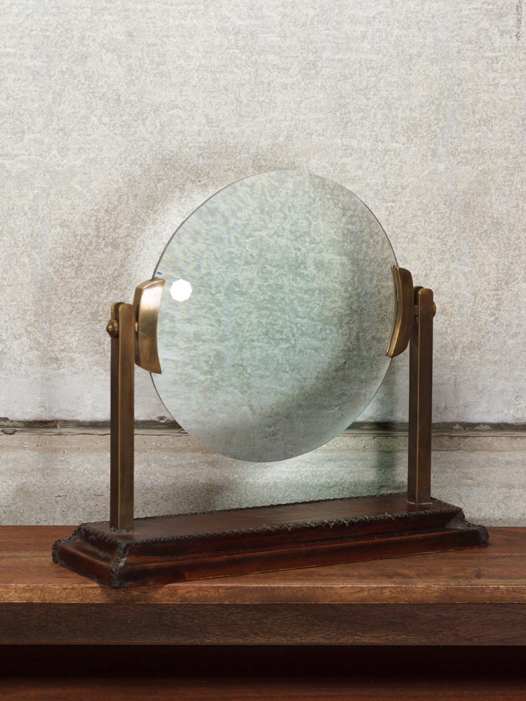 Large magnifier on leather base with brass stands - 1