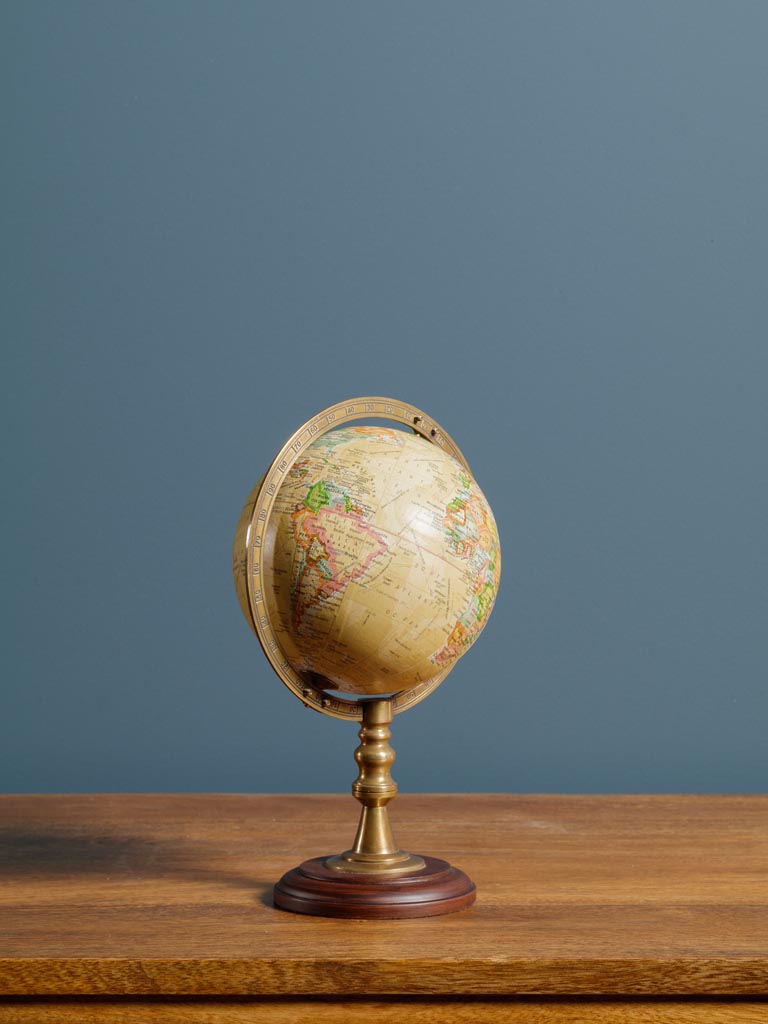 Globe with brass bow on leather base - 1
