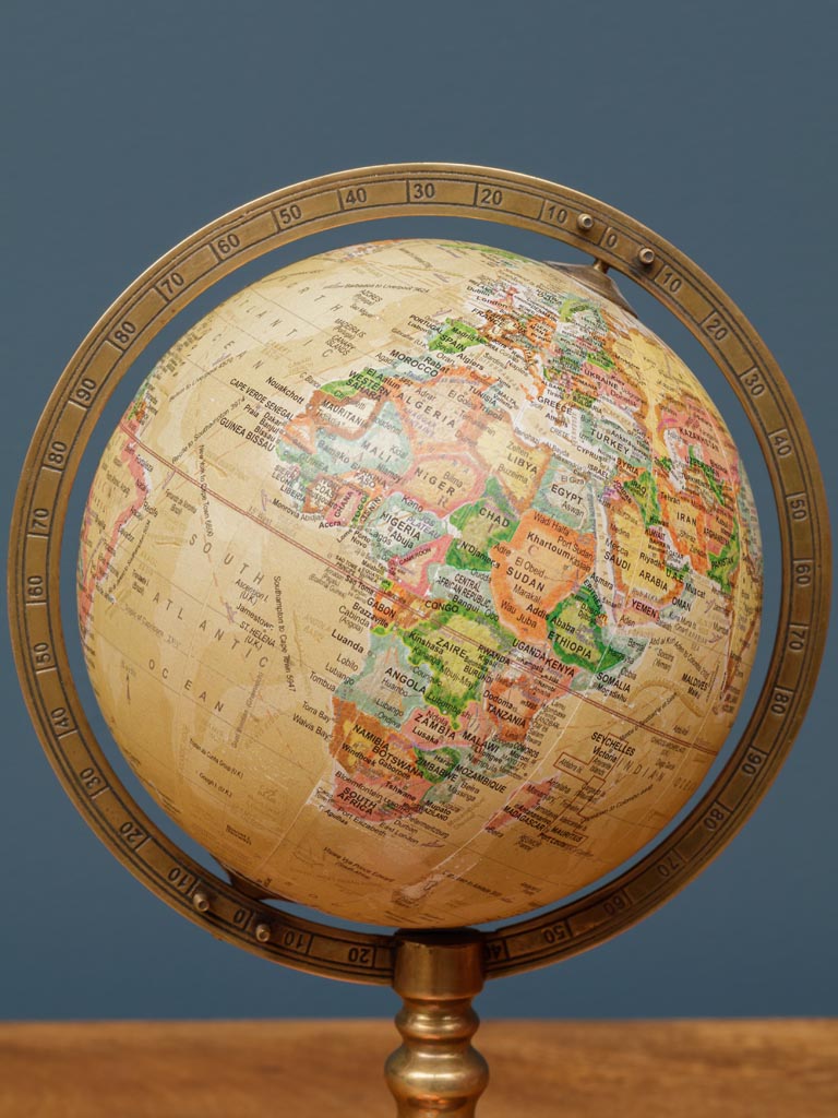 Globe with brass bow on leather base - 3