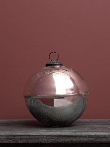 Bougie dans boule de Noel argentée