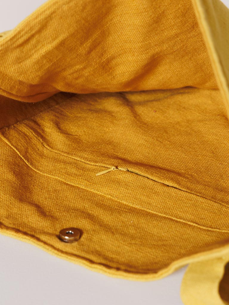 Yellow bag Lady - 4