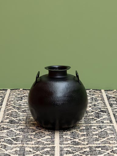 Small round urn with thin handles
