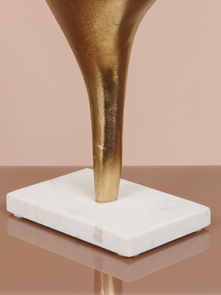 Gold shell on white marble base - 6