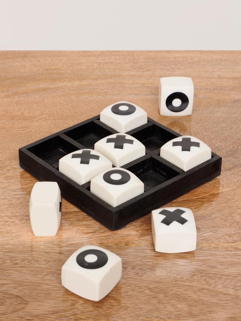 Tic tac toe black & white - 3