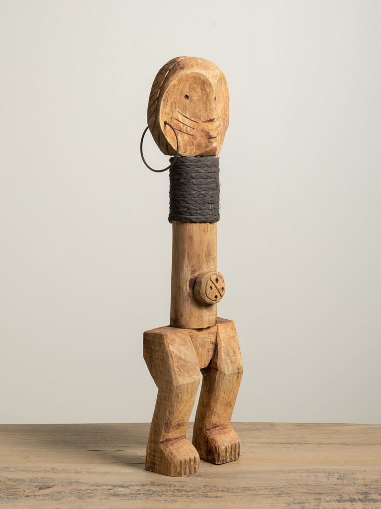 Personnage sculpté en bois et anneau - 3