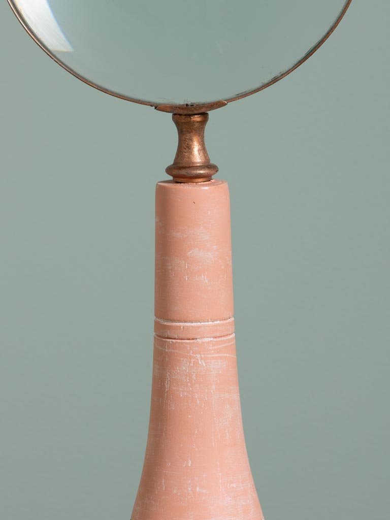 Large mangifier on pink wooden stand - 4