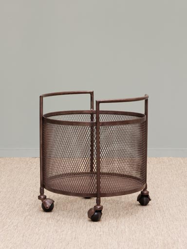 Small round basket on wheels
