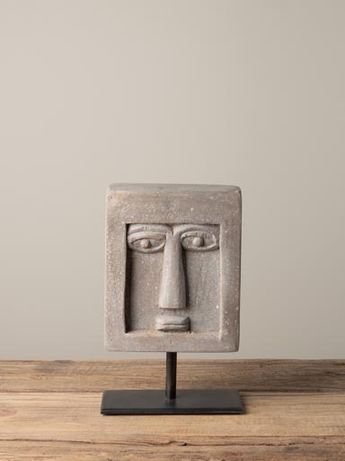 Moaï head greyish on iron stand