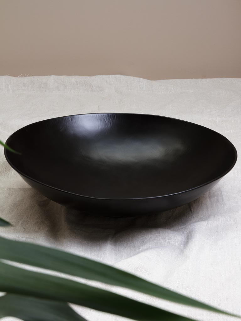 Extra lage round iron decorative bowl - 1
