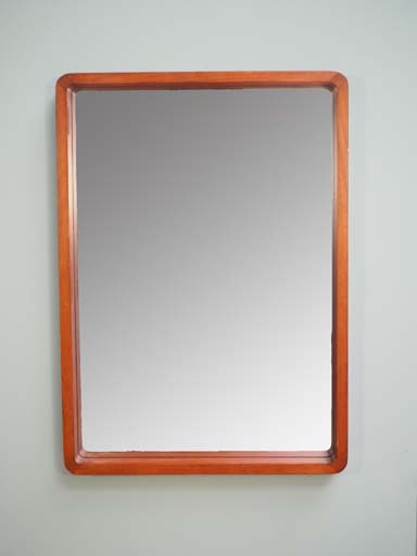 Rectangular mirror with rounded edges
