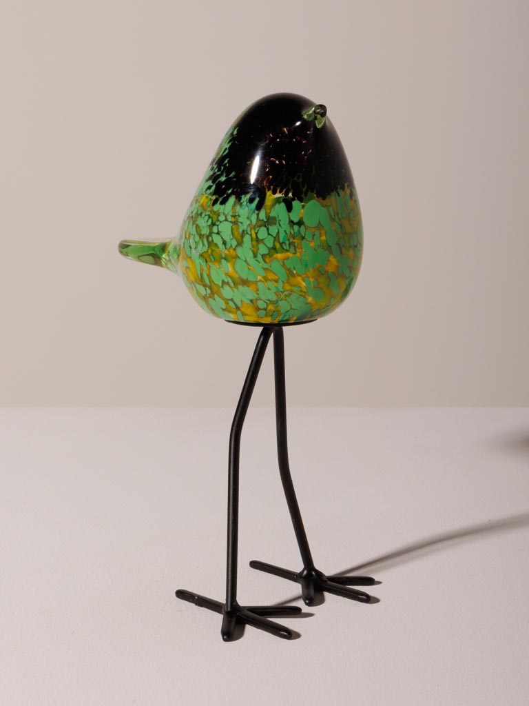 Oiseau vert moucheté noir sur pied - 3