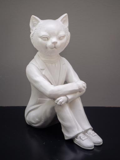 Sitting cat in ceramic