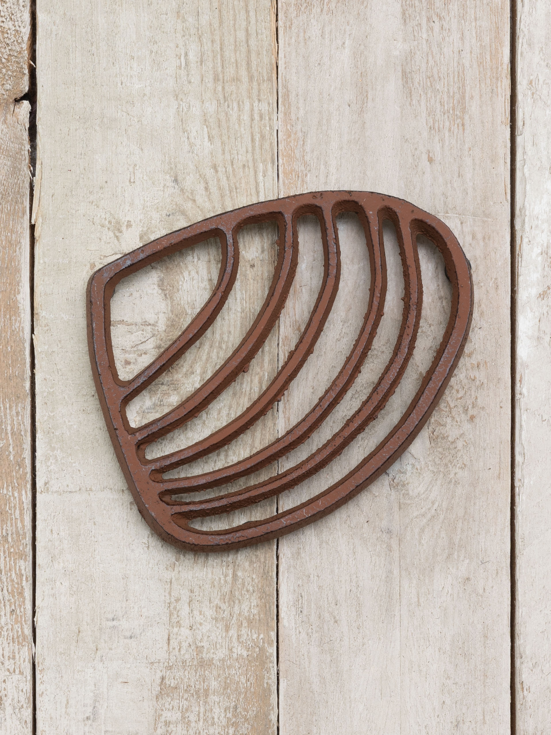 Cast iron rusty trivet shell shaped - 1