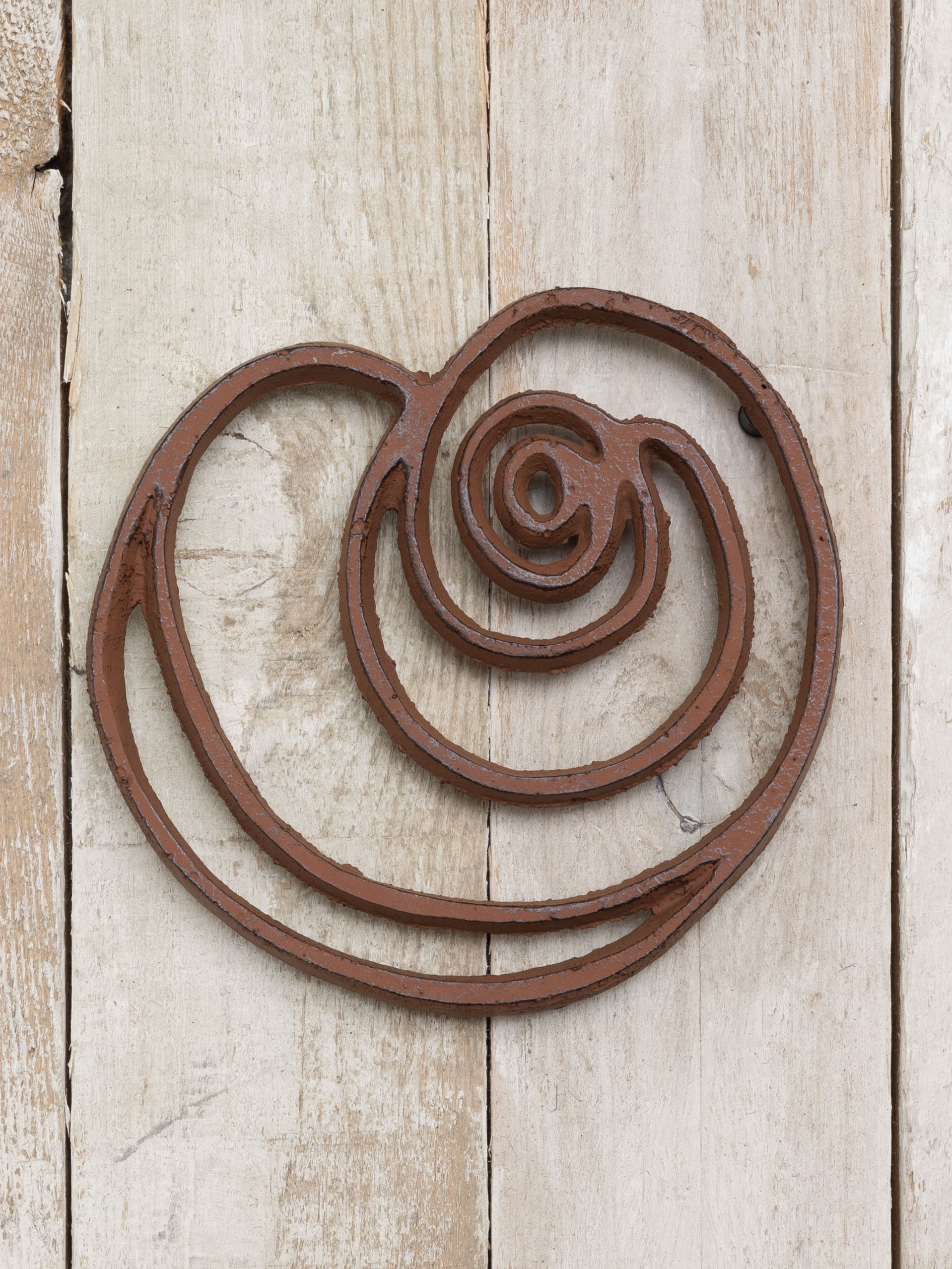 Cast iron rusty trivet round shell shaped - 1