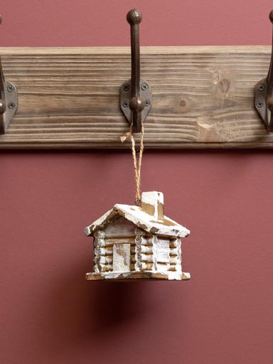 Cabane en bois enneigée