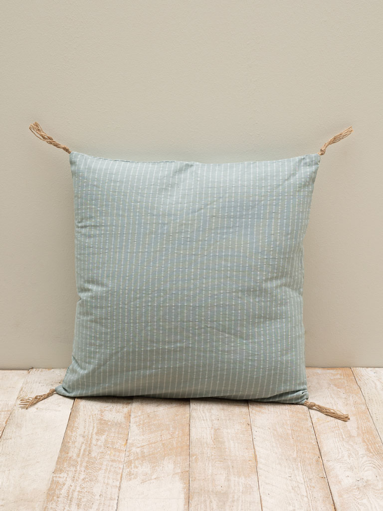 Coussin bleu pâle et pompons jute - 3