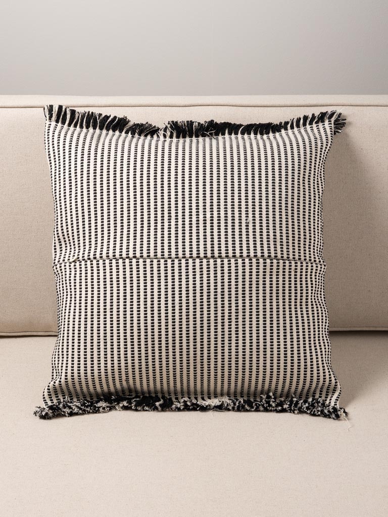 Coussin ligné noir et blanc petites franges - 3