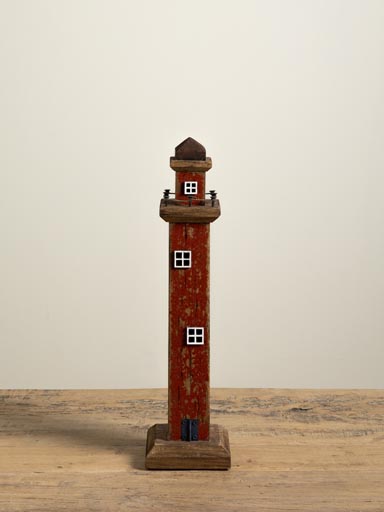 Phare rouge en bois