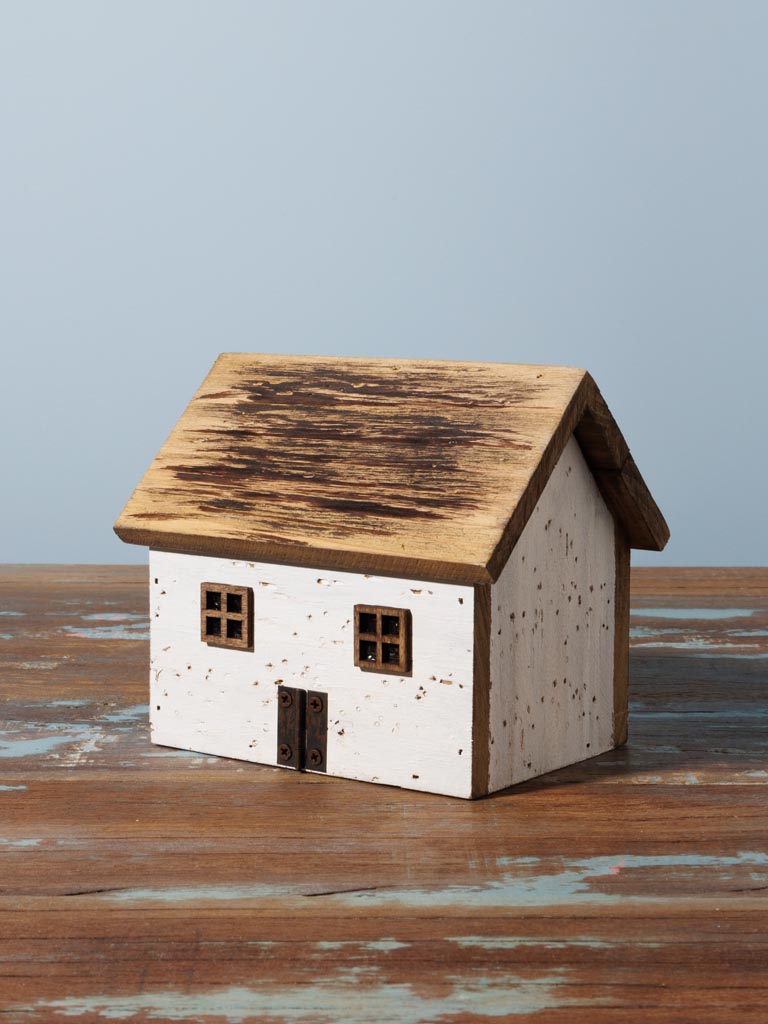 Small box white fisherman house - 1