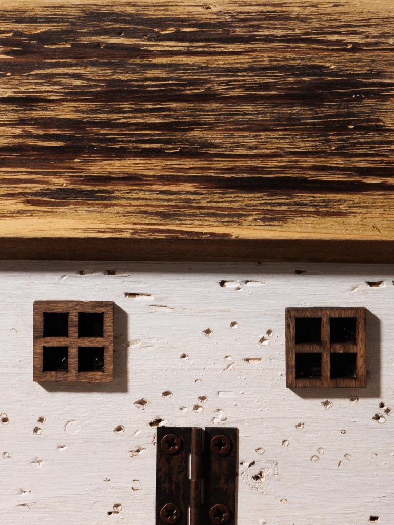 Small box white fisherman house - 4